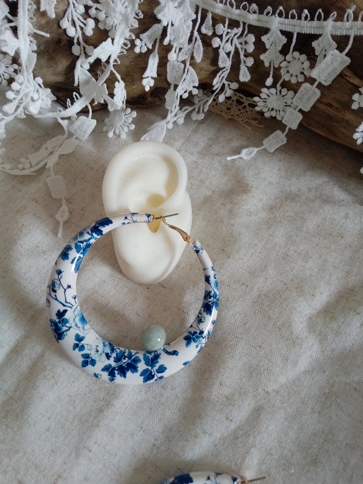 Creolen oorringen met blauwe bloemen – photo 3